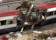 Uno de los trenes destrozados por la explosin de la bomba
