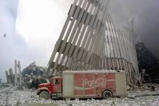 Camin de reparto de Coca-Cola a los pies de una de las torres gemelas derribada