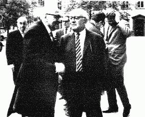 Horkeimer y Adorno en primer plano. Atrs Habermas y a la derecha, Heidelberg. Foto de 1965.