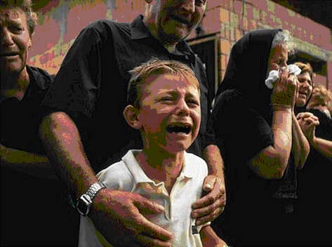 Un niño llora en el funeral de su padre, un oficial de la policía croata ejecutado por las guerrillas serbias poco después del estallido de la guerra civil en Yugoslavia, en 1991. ADELA CORTINA 4ºA