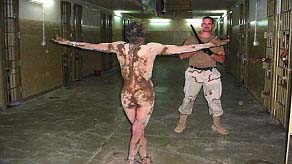 Capitán de un grupo de comando norte americano haciéndose una foto con prisionero iraquí desnudo. PAULA BAILE 4ºB