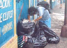 Un indigente busca comida en los cubos de basura. IRENE ROMERA