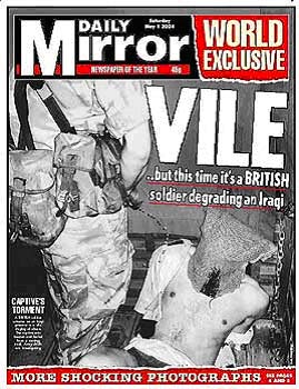 El periódico sensacionalista 'The Daily Mirror' divulgó cinco fotografías en blanco y negro de torturas a presos en Irak. Entre ellas, esta en la que un militar británico uniformado aparece orinando sobre un prisionero iraquí en un camión. SARAH LATORRE