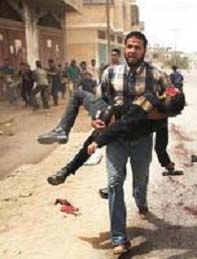 Guerra de Palestina: un hombre escapa con su hijo herido en un atentado. CAROLINA BLASCO