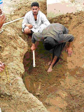 Desenterrando el cuerpo de un prisionero ejecutado, hallado en una fosa común en el pueblo de Muhamad Sakran. LAURA GRACIA